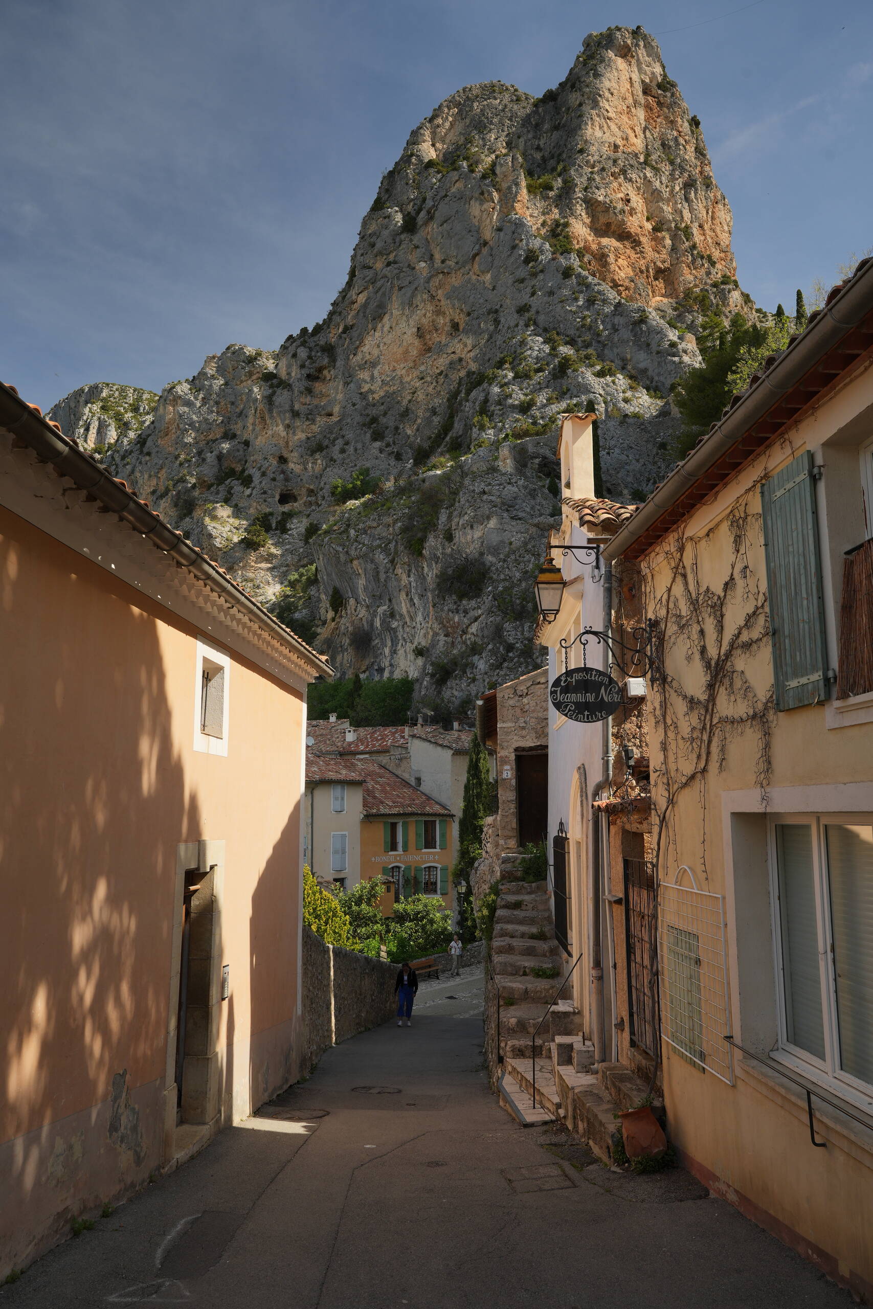 An image of alley.